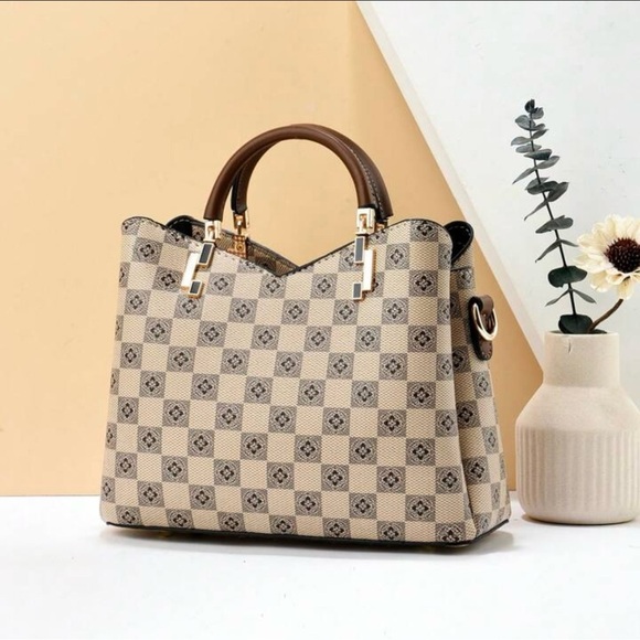 Checkered Tote Crossbody Bag w/ Gold Heart Tassel Charm Purse, New - Picture 3 of 16